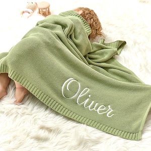 Puede incluir: Una suave manta de punto verde para beb&eacute; con el nombre "Oliver" bordado en blanco.