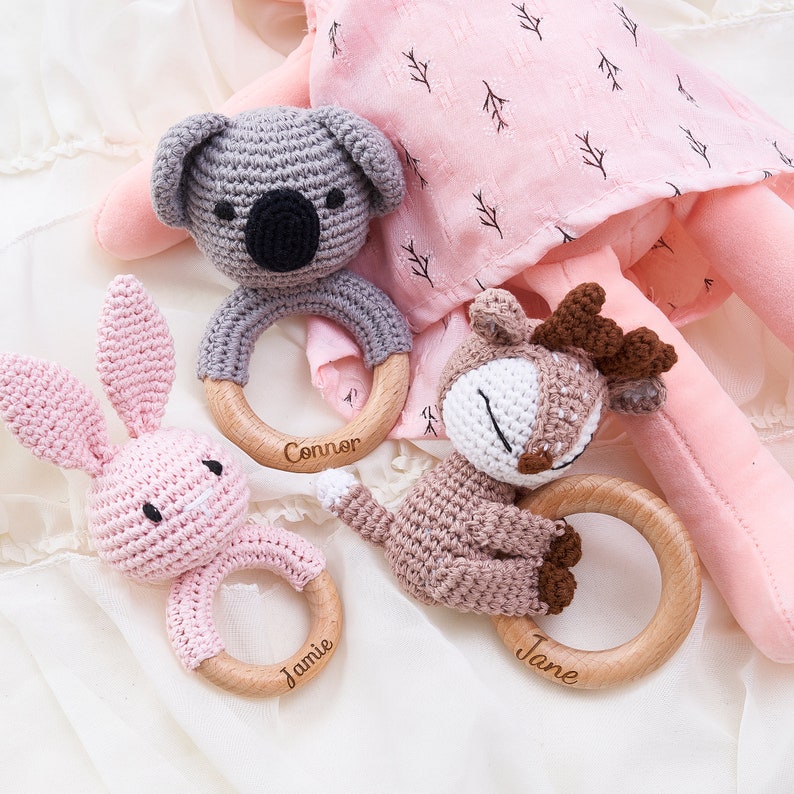 Sonajero de ganchillo animal personalizado, regalo de baby shower, sonajero de madera personalizado para bebés, juguete de sonajero de ganchillo, regalo para recién nacidos, regalo para bebés, juguete para bebés imagen 1