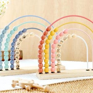 Boulier Montessori personnalisé, boulier arc-en-ciel en bois gravé personnalisé, cadeau pour tout-petit, baby shower et 1er anniversaire