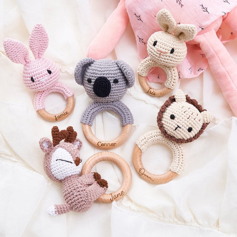 Sonajero de ganchillo animal personalizado, regalo de baby shower, sonajero de madera personalizado para bebés, juguete de sonajero de ganchillo, regalo para recién nacidos, regalo para bebés, juguete para bebés imagen 7