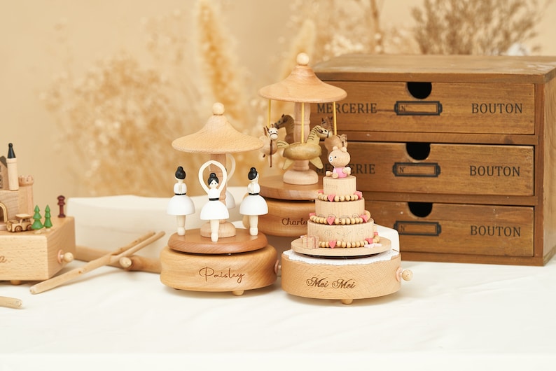 Personalisierte handgefertigte Spieluhr, personalisiertes Ballerina-Musikkarussell aus Holz, hölzerne Spieluhr, individuelles Weihnachtsgeschenk, Babyparty-Geschenk Bild 8