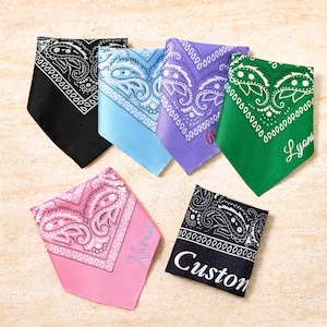 Puede incluir: Una colección de seis pañuelos triangulares con un patrón de cachemira tradicional. Los colores incluyen negro, azul claro, morado, verde, rosa y uno negro con el texto Custom. Algunos pañuelos tienen nombres bordados como Lyons y Karen.
