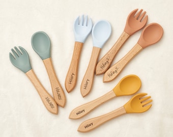 Set cucchiaio e forchetta per neonati in silicone, regali per cucchiai per neonati, set di posate per neonati personalizzato, regali per baby shower, utensili in silicone, regalo per la nuova mamma