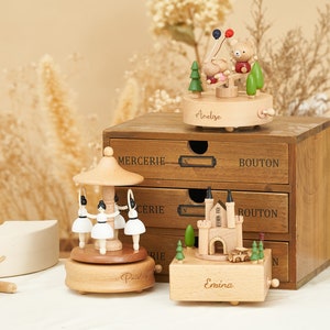 Personalisierte handgefertigte Spieluhr, personalisiertes Ballerina-Musikkarussell aus Holz, hölzerne Spieluhr, individuelles Weihnachtsgeschenk, Babyparty-Geschenk Bild 1