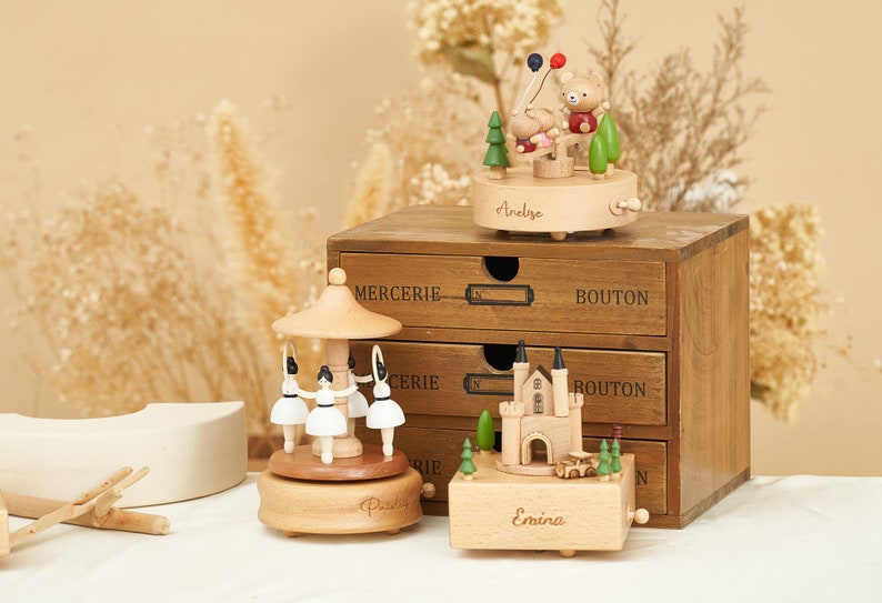 Personalisierte handgefertigte Spieluhr, personalisiertes Ballerina-Musikkarussell aus Holz, hölzerne Spieluhr, individuelles Weihnachtsgeschenk, Babyparty-Geschenk Bild 1
