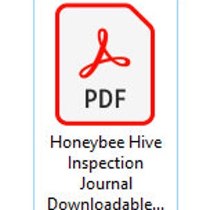 Pode incluir: Um &iacute;cone PDF vermelho e branco com o texto "PDF" dentro de um ret&acirc;ngulo vermelho. Abaixo do &iacute;cone est&aacute; o texto "Honeybee Hive Inspection Journal Downloadable..."