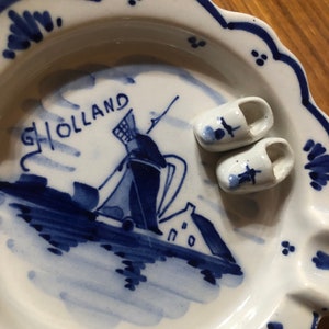 Delft Blue Hand Painted Dutch Clogs Windmill and Farm 4&quot; Holland Souvenir Keepsake Trinket Dish Ashtray with Scalloped Edges