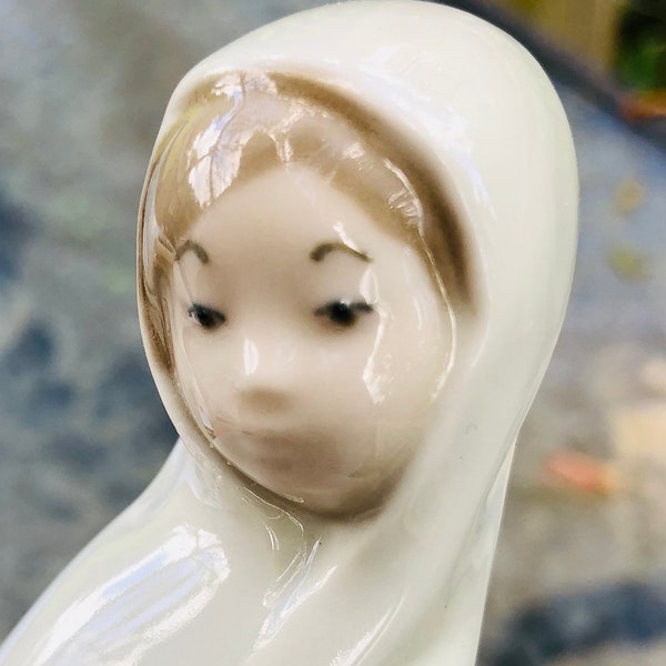 Rex Valencia Hand Made in Spain Porcelain Figurine Woman with Market Basket Lladro Nao Style