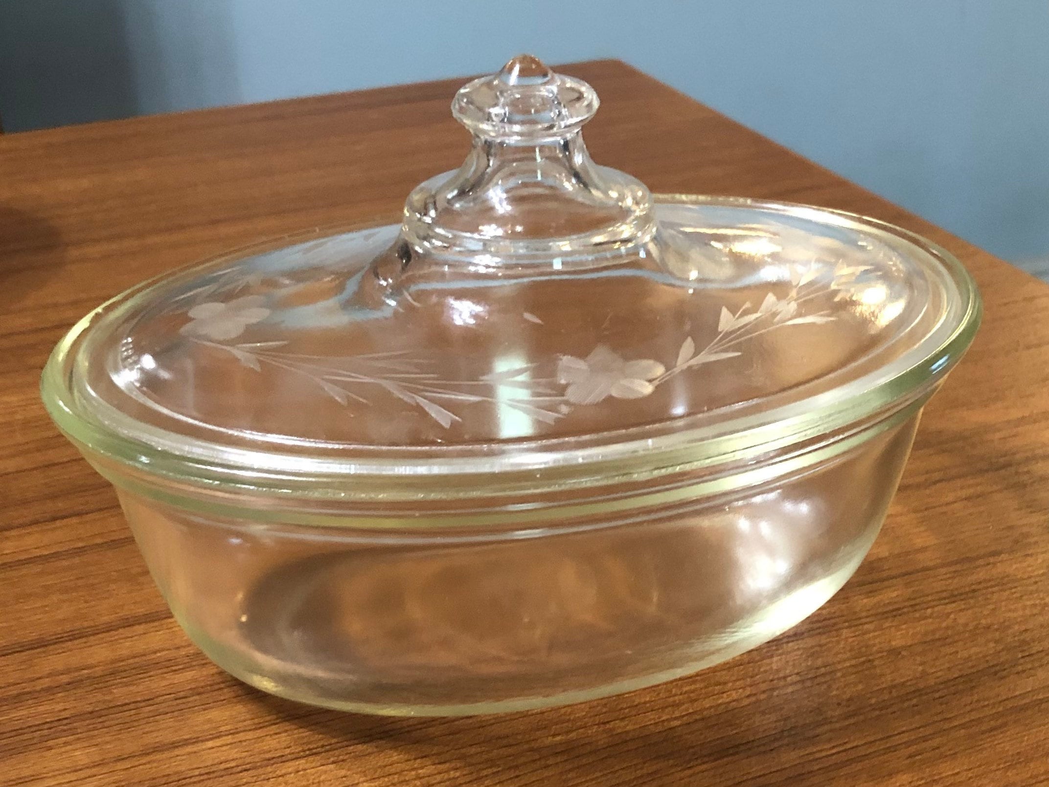 Vintage Pyrex Clear Glass Round Casserole Dish with Cradle Holder Etched Lid