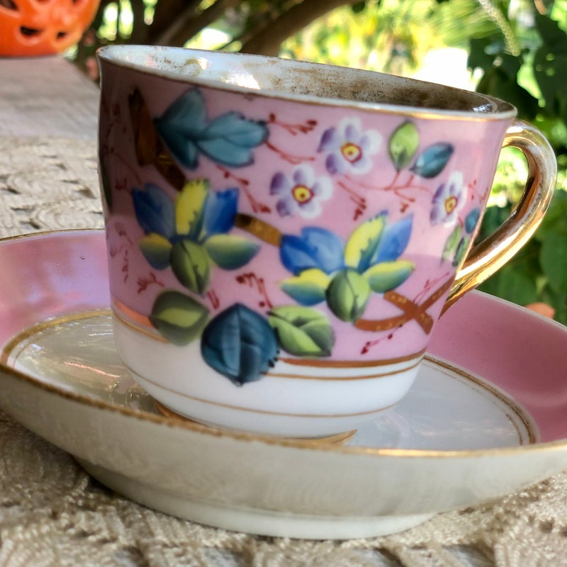 A PAIR OF RUSSIAN LIDDED TEA CUPS BY KUZNETSOV PORCELAIN, 19TH CEN