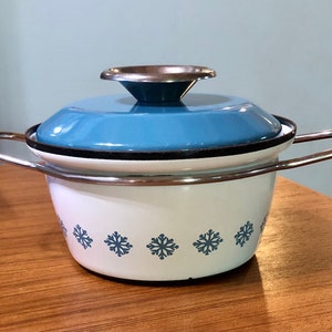 Cathrineholm of Norway Snowflake White with Blue Vintage Enamelware Casserole Dutch Oven Lidded Pot with Holder