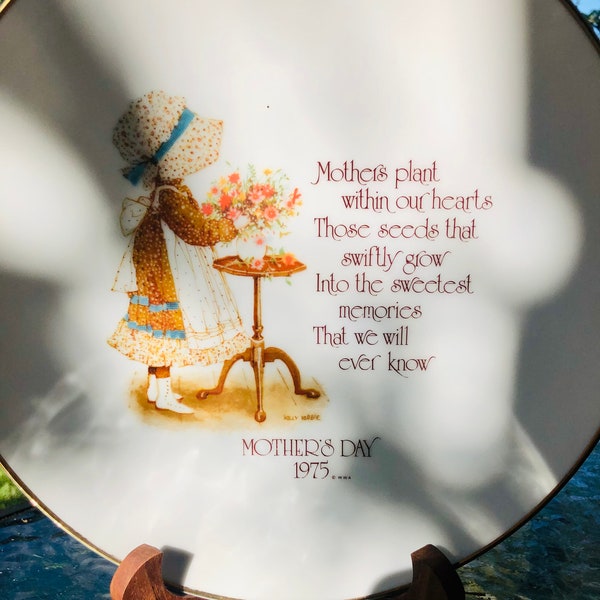 Holly Hobbie Doll Collector Plate Mother's Day 1975 10 1/2 Inch Diameter Commemorative Edition Worldwide Arts Cleveland Ohio Made in Japan