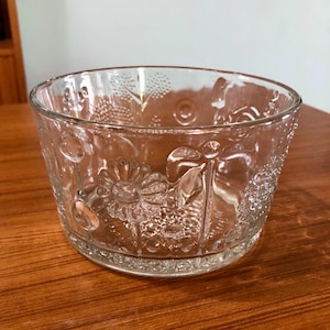 Iittala Mid Century Scandinavian Modernist Style &quot; Flora&quot; Embossed Flowers Clear Glass Bowl by Oiva Toikka Design 1960s Finland