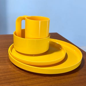 Heller Design Massimo Vignelli Mid-Century Post-Modern Vintage Melamine Dinner Salad Bowl and Mug Place Setting 4 Pieces Yellow or White