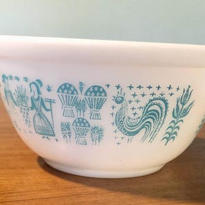 Pyrex Blue on White Amish Butterprint Cinderella #402 Vintage 1960s Pyrex Mixing Bowl 1 1/2Qt Grand Millennial Country Farmhouse Kitchen