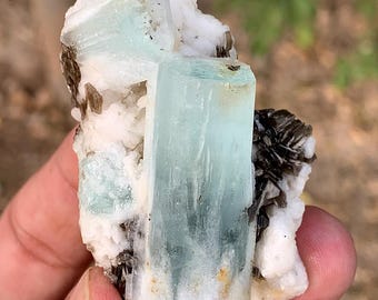 美しいブルーアクアマリンの結晶とスペサルティンガーネット