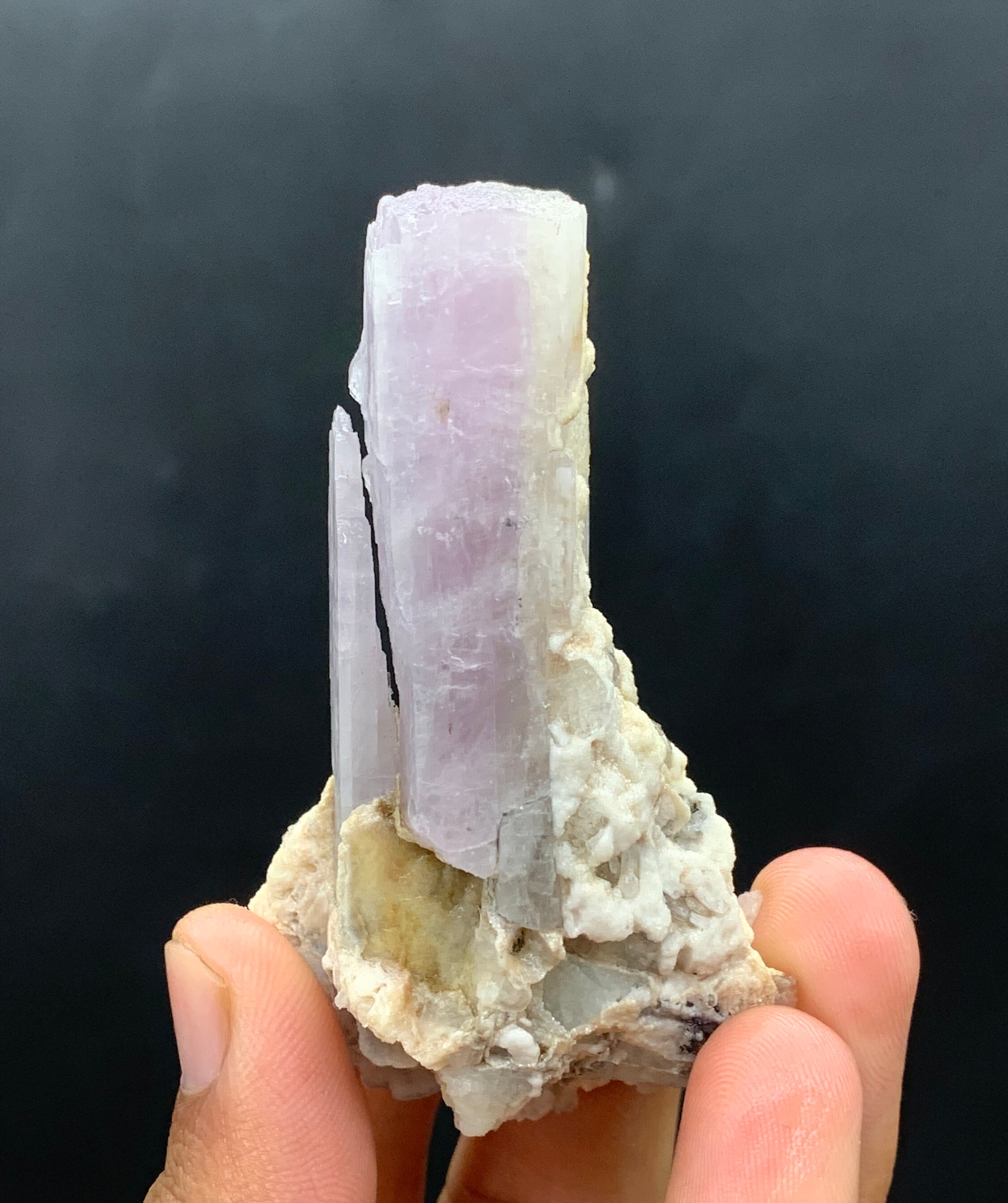 ピンク / 紫色のスポジュメン / クンツァイト結晶、方解石と