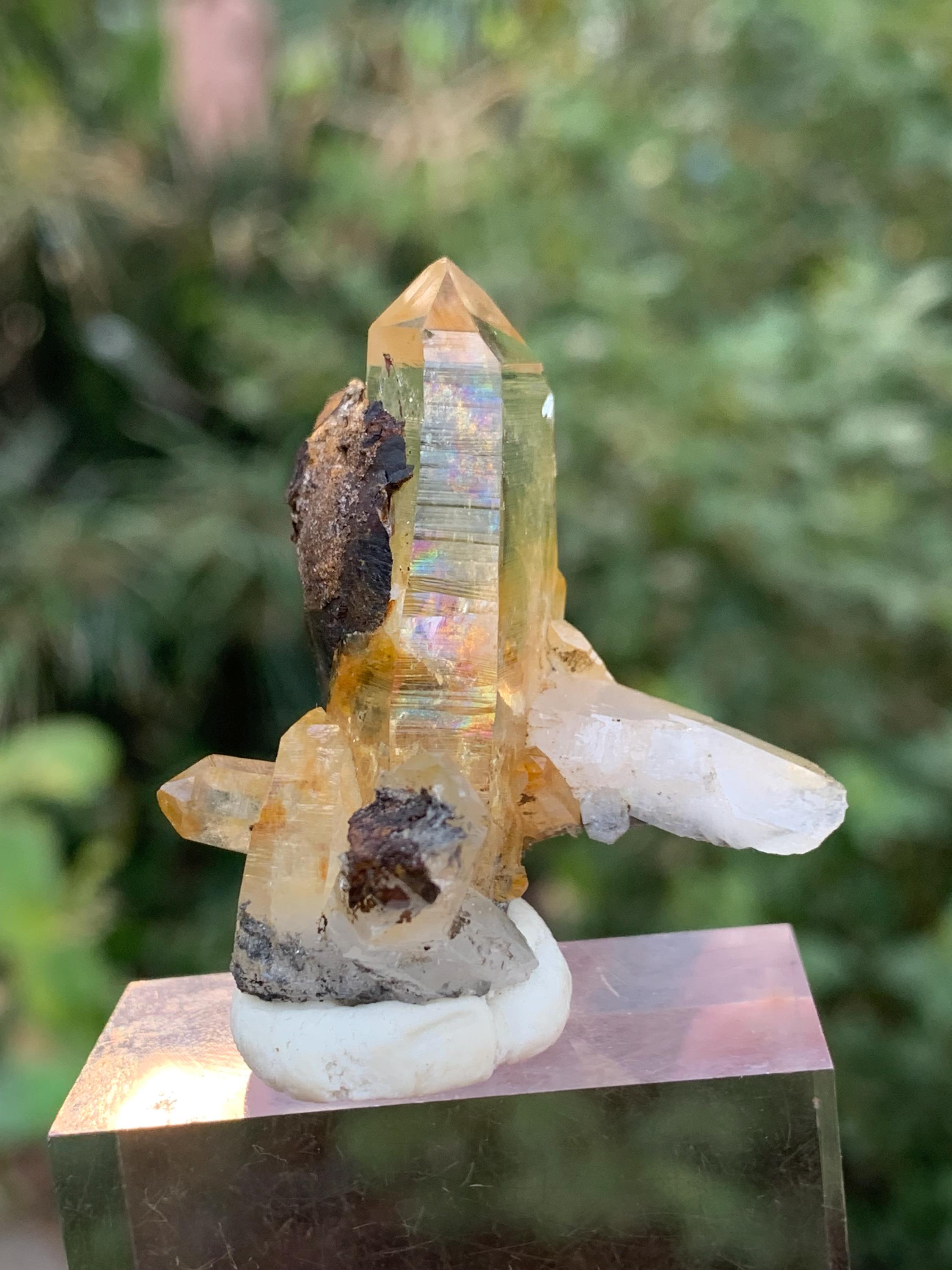 パキスタン・スカルドゥ産、シデライト複合標本付き虹色水晶クラスター