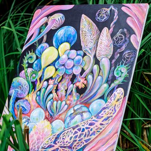 Puede incluir: Una pintura abstracta colorida sobre lienzo que presenta una variedad de formas y texturas orgánicas. La pintura está dominada por tonos de azul, morado, rosa y amarillo, con un fondo negro. La firma del artista, "Antoner", es visible en la esquina inferior derecha.