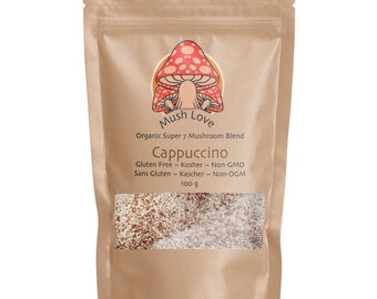Könnte beinhalten: Ein brauner Papierbeutel mit einem Etikett, auf dem "Mush Love" und "Organic Super 7 Mushroom Blend" steht. Das Etikett zeigt auch "Cappuccino", "Gluten Free ~ Kosher ~ Non-GMO", "Sans Gluten ~ Kascher ~ Non-OGM" und "100 g". Der Beutel enthält ein weißes Pulver mit roten Flecken.