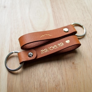 Porte clé en cuir personnalisable marron marron clair ou noir gravé d'une montagne / cadeau pour lui, fête des pères, cadeau personnalisé