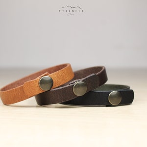 LÄDERARMBAND med liten minimalistisk tryckknappsknäppning i svart, brunt eller beige