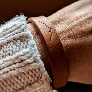 LEDERARMBAND mit Berggravur – verstellbar, minimalistisches und elegant – schwarz, braun oder natur – für Damen und Herren partner geschenk