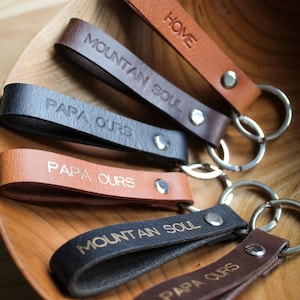 Porte-clé minimaliste en cuir personnalisé sur 2 faces / cadeau pour lui ou elle, fête des pères, cadeau personnalisé, cadeau couple