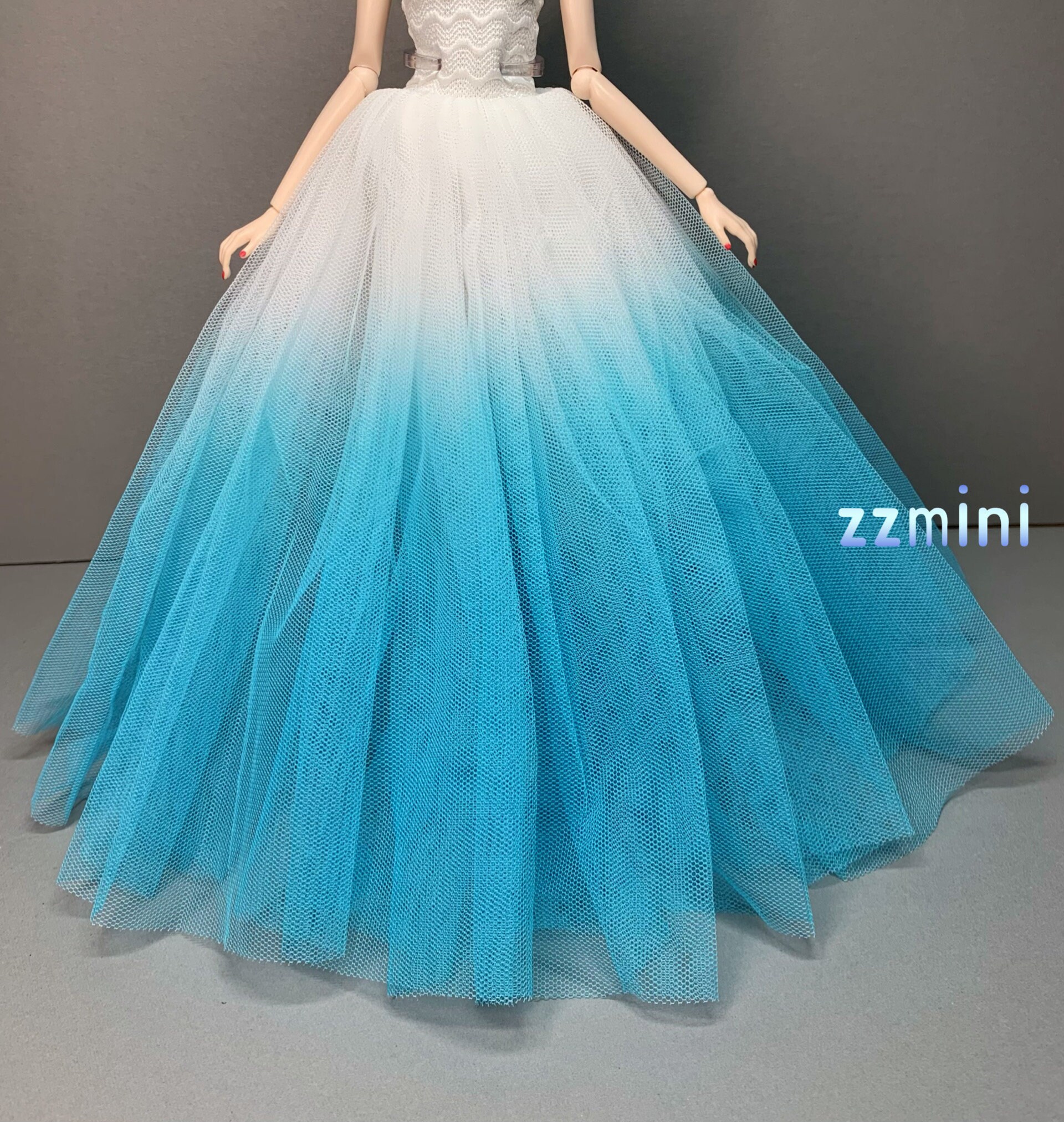 Abito Da Sposa Blu Con Molte Decorazioni Luminose Scollo Sorriso E Gonna Ampia Strascico A Cappella 60 Cm - Foto 10