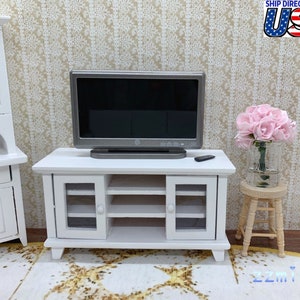 Mueble de TV en miniatura de madera blanca para casa de muñecas a escala 1:12, 2 puertas batientes, estantes de 3 niveles, muebles para sala de estar, decoración de juguetes