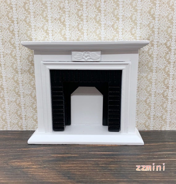 Meuble Miniature 1:12 Pour Maison De Poupées - Commode/étagère Avec Cheminée Et Vitrine - Style Européen Moderne - En Bois, Fait Main - Neuf