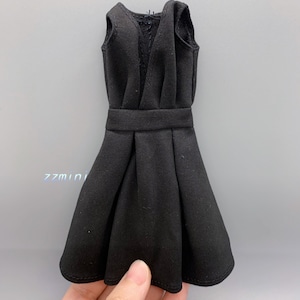 Robe de poupée tendance Petite robe de soirée classique noire Vêtements pour poupée de 11,5 po.