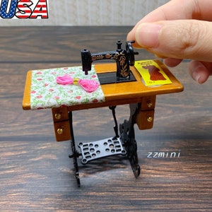 1:12 Miniature Sewing Machine Old Fashion Dollhouse Furniture Sewing Machine Metal Wood Sewing Room Decoration