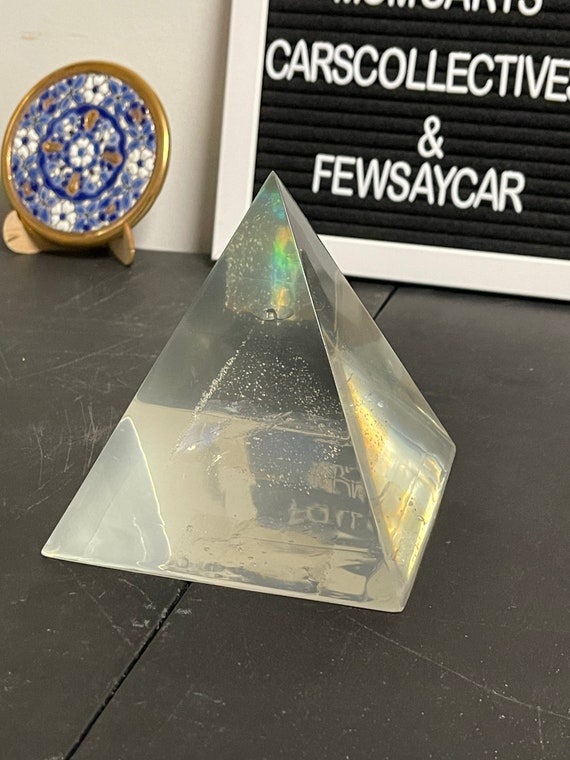 Crystal Pyramid (medium)