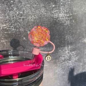 カラフルな金箔のピンクの花のストロートッパー、女性用のエレガントなカメリアの花のストローカバー、ドリンクカップタンブラーアクセサリー、再利用可能なストローキャップ