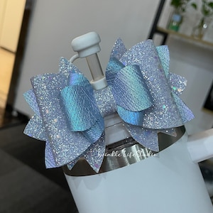 Twinkle Light Blue Stroh Topper Schleife, glänzende neblige blaue Stroh Topper Schleife, handgefertigte glitzernde Schleife für Tasse, Becher Zubehör Geschenk für Sie