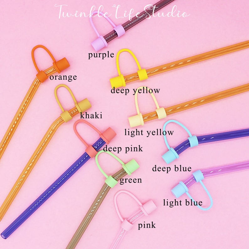 Puede incluir: Un juego de diez pajitas para beber reutilizables con puntas y lazos de silicona de colores. Las pajitas son transparentes y vienen en los colores: morado, naranja, amarillo oscuro, caqui, amarillo claro, rosa oscuro, azul oscuro, verde, azul claro y rosa.