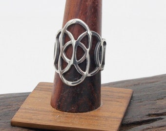 Oval shaped ring in solid 925 sterling silver. Designed and made by Los Sueños de Catalina in Valencia - Spain