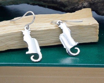 Black Cat earrings 25 mm long made of 925 sterling silver. Los Sueños de Catalina, handmade author jewelry.
