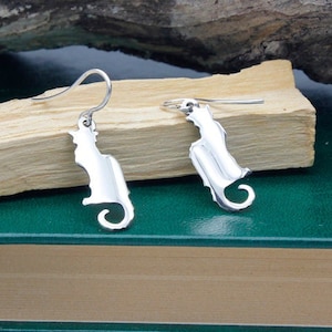 Black Cat earrings 25 mm long made of 925 sterling silver. Los Sueños de Catalina, handmade author jewelry.