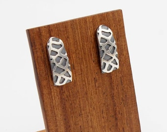 Coton earrings with patinated bas-reliefs. Handcrafted. In 925 Silver
