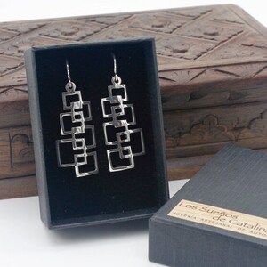 Pendientes contemporáneos de diseño geométrico realizados en plata 925. Colección KINNI, Los Sueños de Catalina, joyería artesanal de autor.