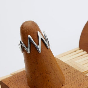 Handmade zigzag ring in sterling silver - Model JEMNY from the ZIGAZAGA collection - modern artisan jewelry