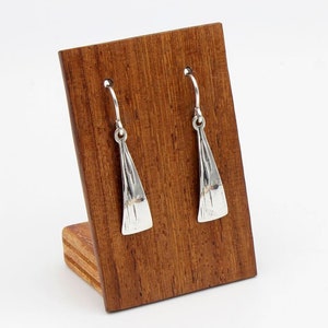 Small triangular earrings with martelle texture