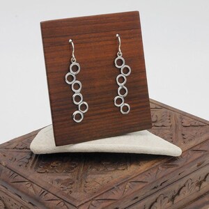 Long and light earrings from the Circulado collection. In 925 handmade silver