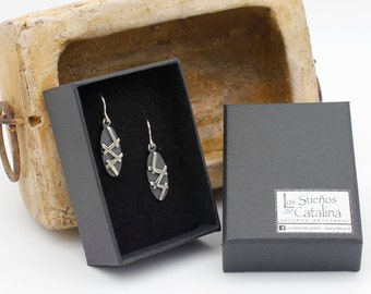 Oval earrings with lines in high relief and aged background