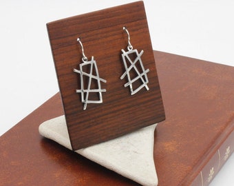 Handmade geometric earrings with fine lines. In solid 925 silver.