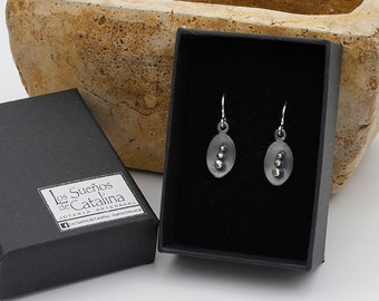 Small silver earring with balls - Antique silver - Model FOLE from the VEZA collection - contemporary handmade jewelry in silver 925