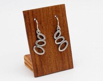 Geometric style earrings formed by three oval figures from the UOVA collection. Made with artisan methods in Sterling Silver