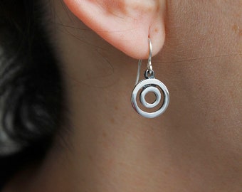 Small earring designed with two round figures that seem not to touch. From the ILANA collection